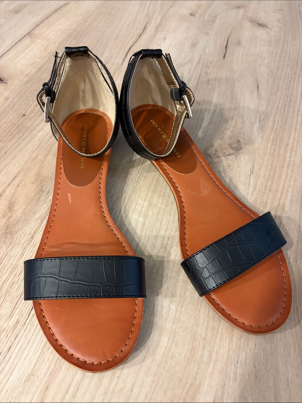 TOMMY HILFIGER BLACK CROC EMBOSSED ANKLE STRAP FLAT SANDALS SIZE Z.5